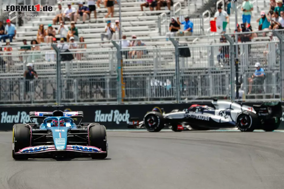 Foto zur News: Nyck de Vries (AlphaTauri) und Esteban Ocon (Alpine)