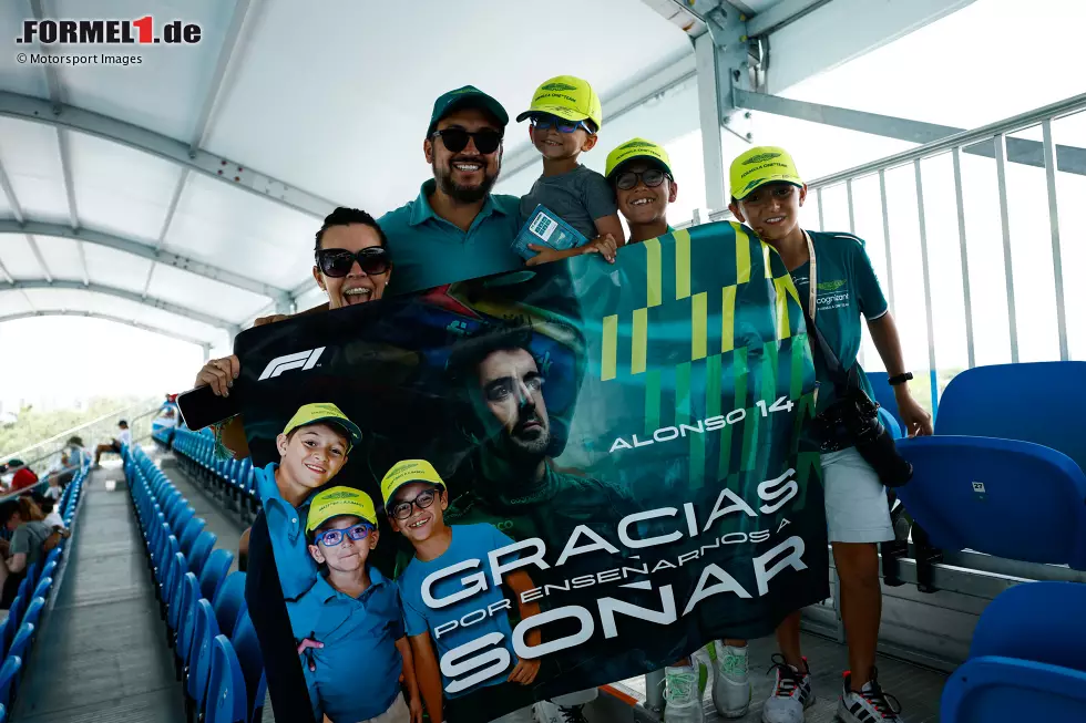 Foto zur News: Fans von Fernando Alonso (Aston Martin)