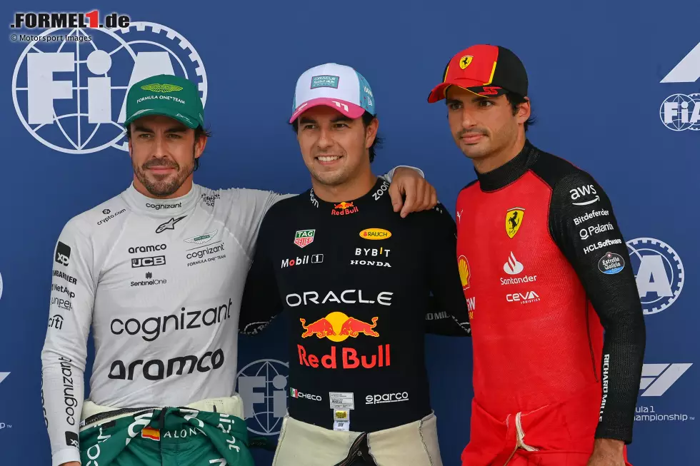 Foto zur News: Fernando Alonso (Aston Martin), Sergio Perez (Red Bull) und Carlos Sainz (Ferrari)