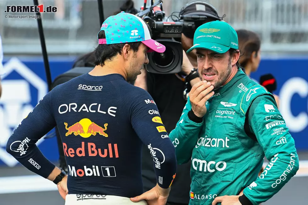 Foto zur News: Sergio Perez (Red Bull) und Fernando Alonso (Aston Martin)