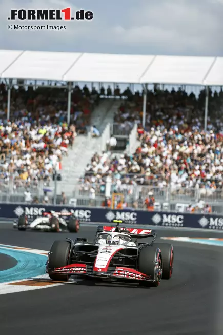 Foto zur News: Nico Hülkenberg (Haas) und Nyck de Vries (AlphaTauri)