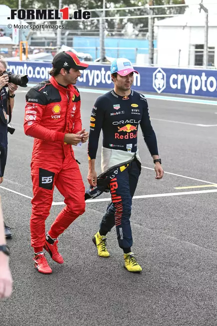 Foto zur News: Carlos Sainz (Ferrari) und Sergio Perez (Red Bull)