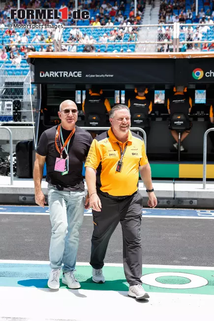 Foto zur News: Jeff Bezos mit Zak Brown (McLaren)