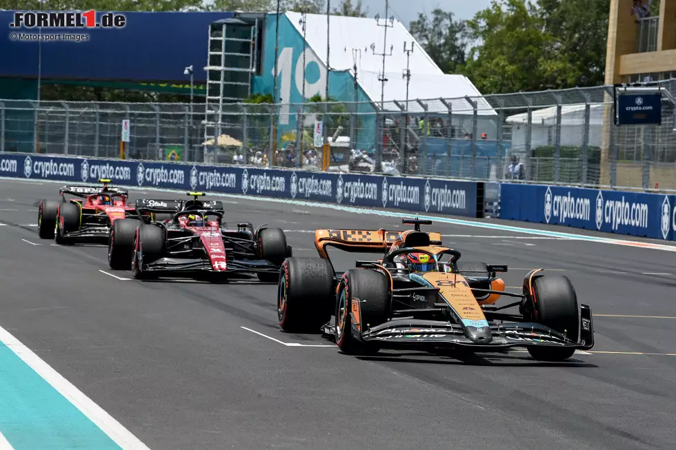 Foto zur News: Guanyu Zhou (Alfa Romeo), Oscar Piastri (McLaren) und Carlos Sainz (Ferrari)