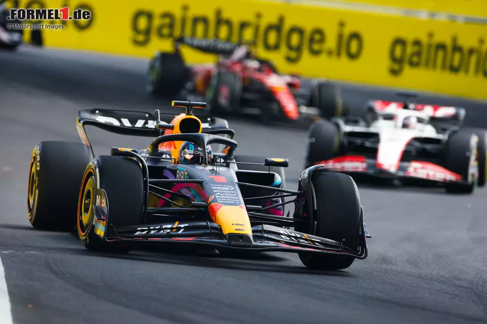 Foto zur News: Max Verstappen (Red Bull) und Kevin Magnussen (Haas)