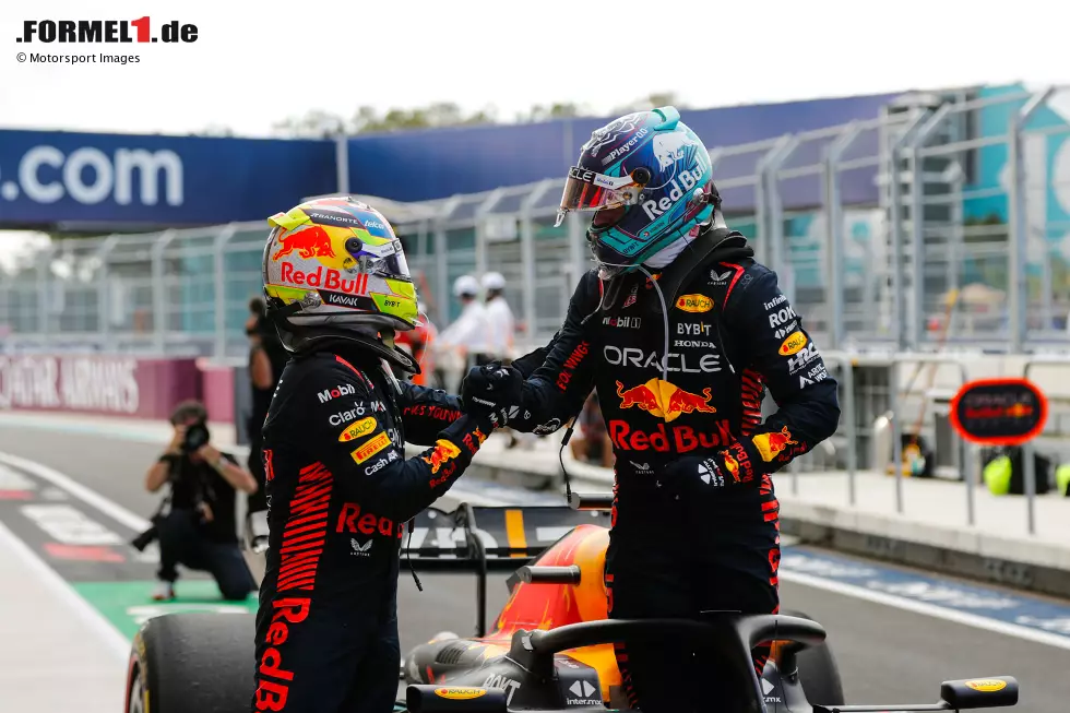 Foto zur News: Sergio Perez (Red Bull) und Max Verstappen (Red Bull)