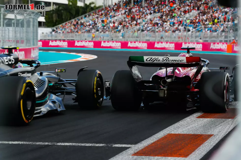 Foto zur News: Valtteri Bottas (Alfa Romeo) und Lewis Hamilton (Mercedes)