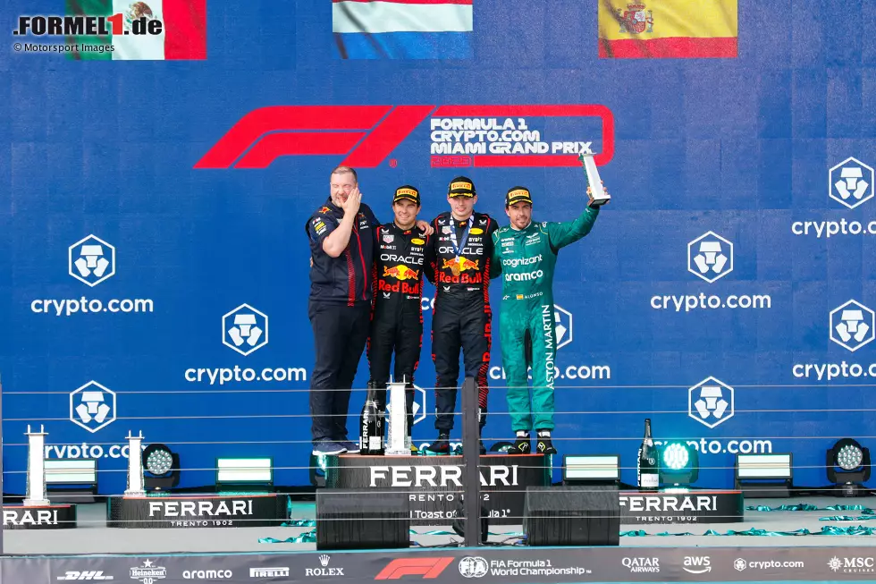 Foto zur News: Max Verstappen (Red Bull), Sergio Perez (Red Bull) und Fernando Alonso (Aston Martin)