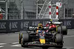 Foto zur News: Sergio Perez (Red Bull) und Carlos Sainz (Ferrari)