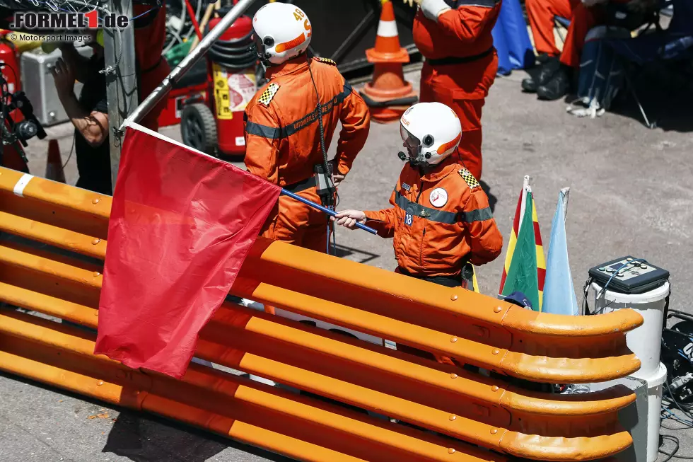 Foto zur News: Sportwarte mit der roten Flagge