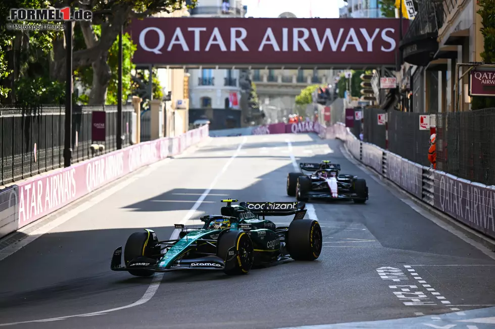 Foto zur News: Guanyu Zhou (Alfa Romeo) und Fernando Alonso (Aston Martin)