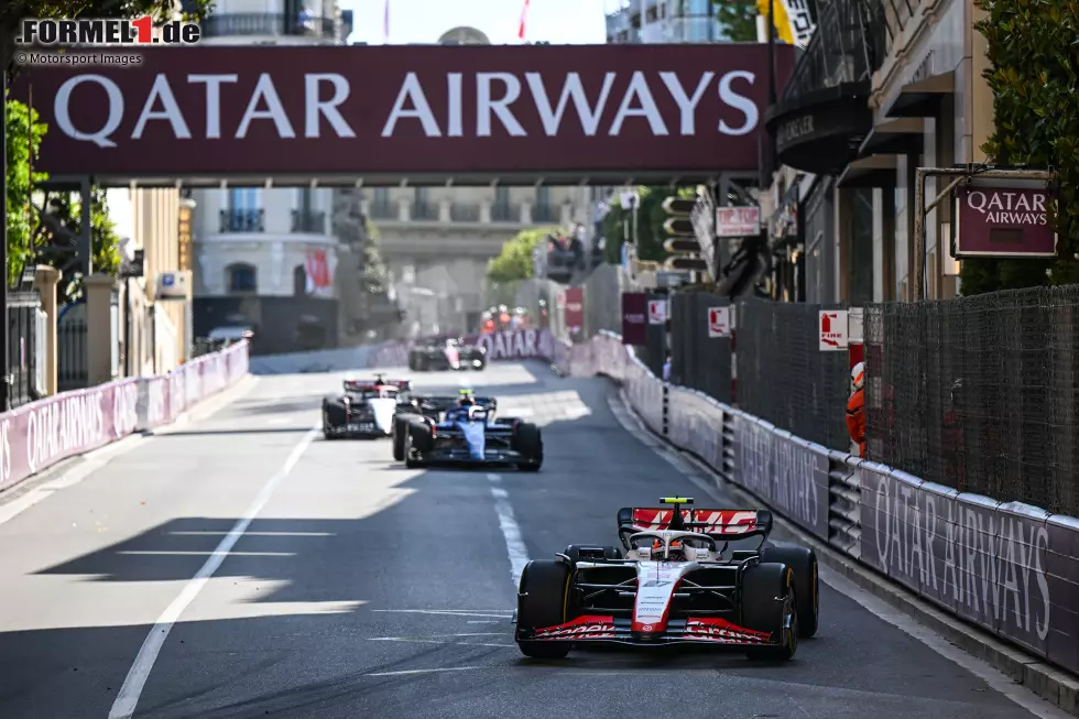 Foto zur News: Nico Hülkenberg (Haas) und Logan Sargeant (Williams)