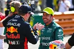 Foto zur News: Max Verstappen (Red Bull) und Fernando Alonso (Aston Martin)