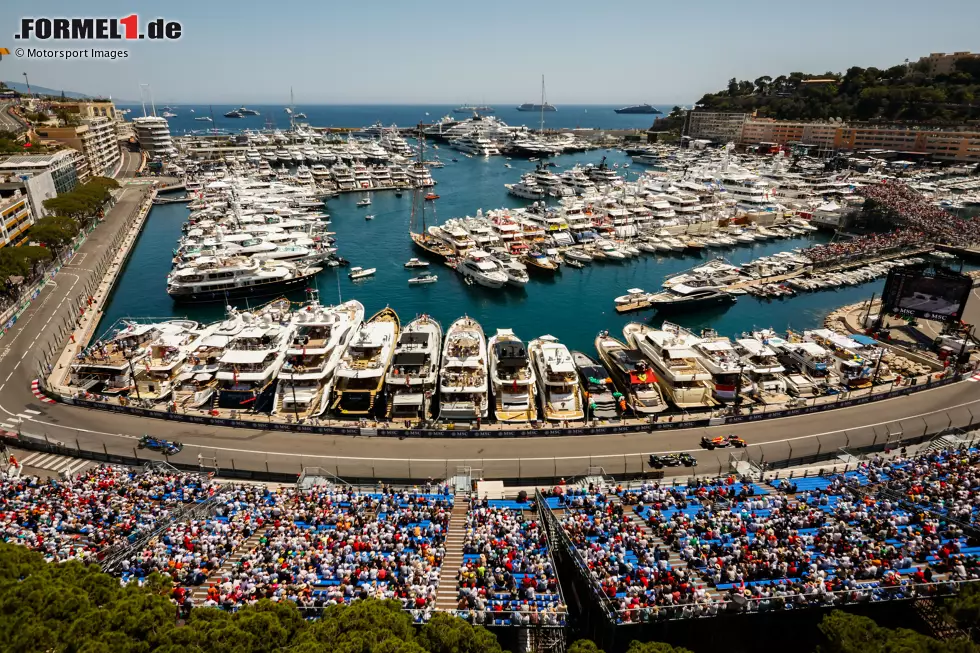 Foto zur News: Sergio Perez (Red Bull) und Lewis Hamilton (Mercedes)