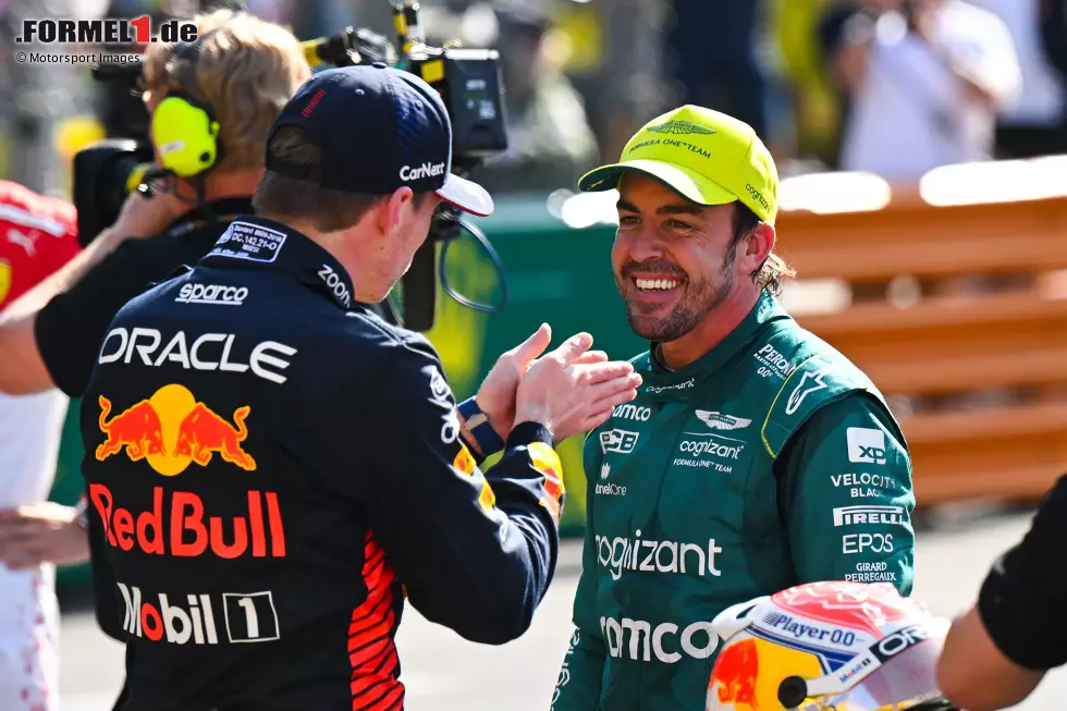 Foto zur News: Max Verstappen (Red Bull) und Fernando Alonso (Aston Martin)