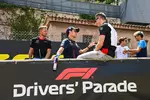 Foto zur News: Kevin Magnussen (Haas), Sergio Perez (Red Bull) und Nico Hülkenberg (Haas)