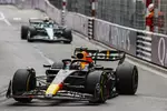 Foto zur News: Max Verstappen (Red Bull) und Fernando Alonso (Aston Martin)