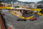 Foto zur News: Carlos Sainz (Ferrari), Lewis Hamilton (Mercedes) und Charles Leclerc (Ferrari)