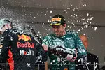 Foto zur News: Fernando Alonso (Aston Martin) und Max Verstappen (Red Bull)