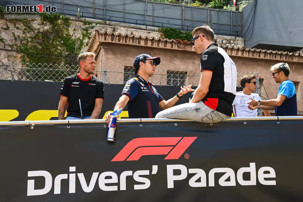 Foto zur News: Kevin Magnussen (Haas), Sergio Perez (Red Bull) und Nico Hülkenberg (Haas)