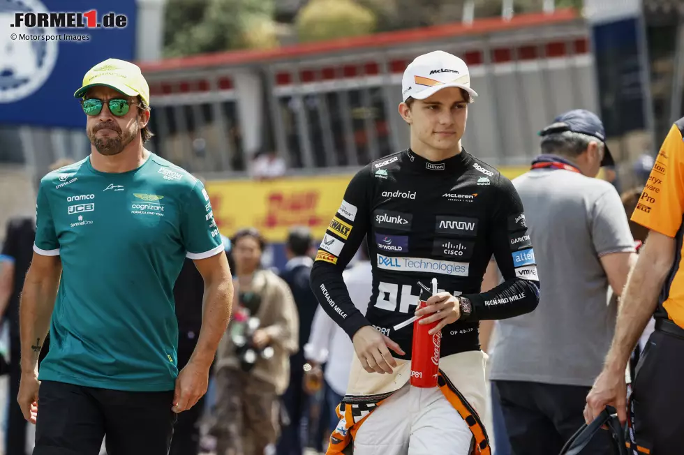 Foto zur News: Fernando Alonso (Aston Martin) und Oscar Piastri (McLaren)