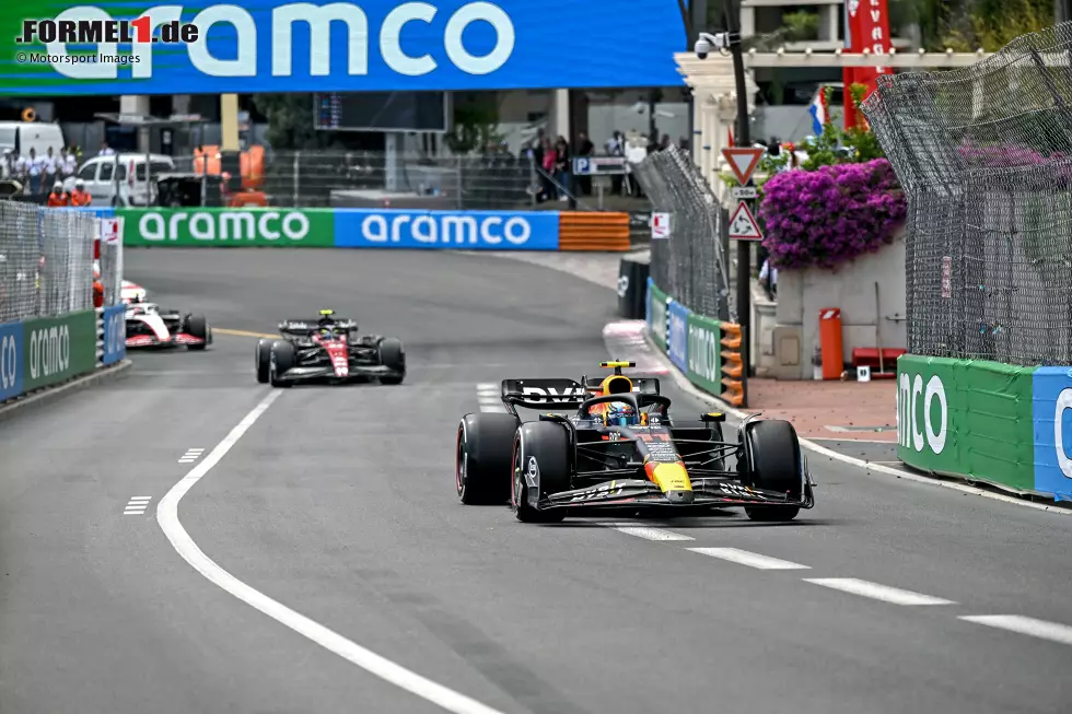 Foto zur News: Guanyu Zhou (Alfa Romeo) und Sergio Perez (Red Bull)