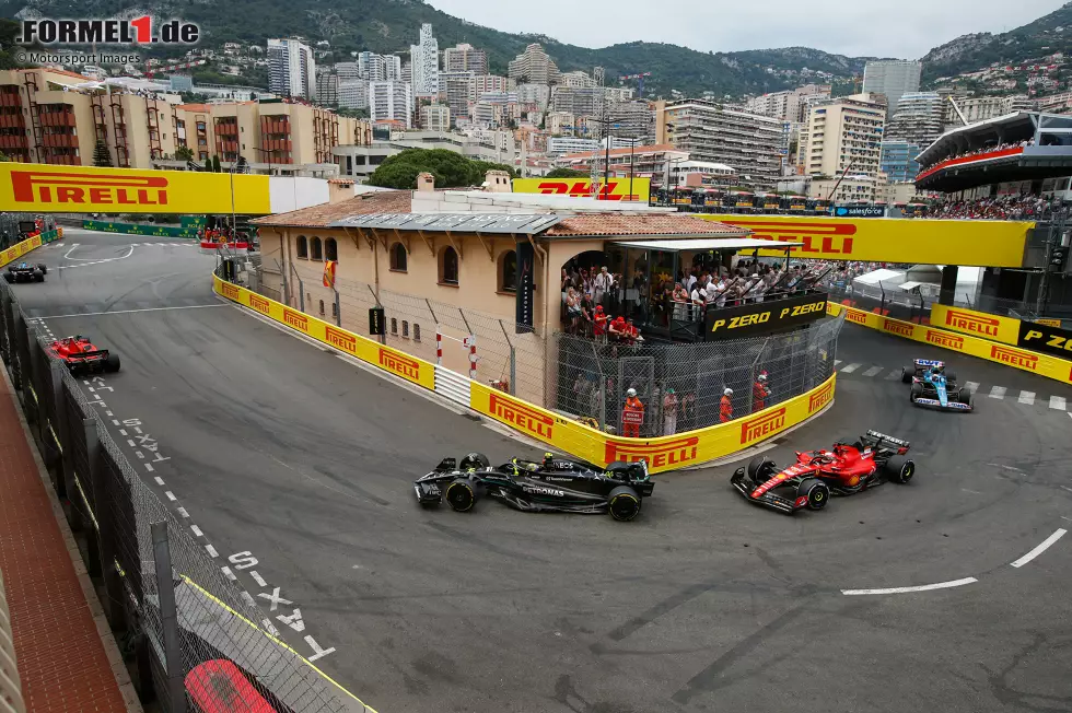 Foto zur News: Carlos Sainz (Ferrari), Lewis Hamilton (Mercedes) und Charles Leclerc (Ferrari)