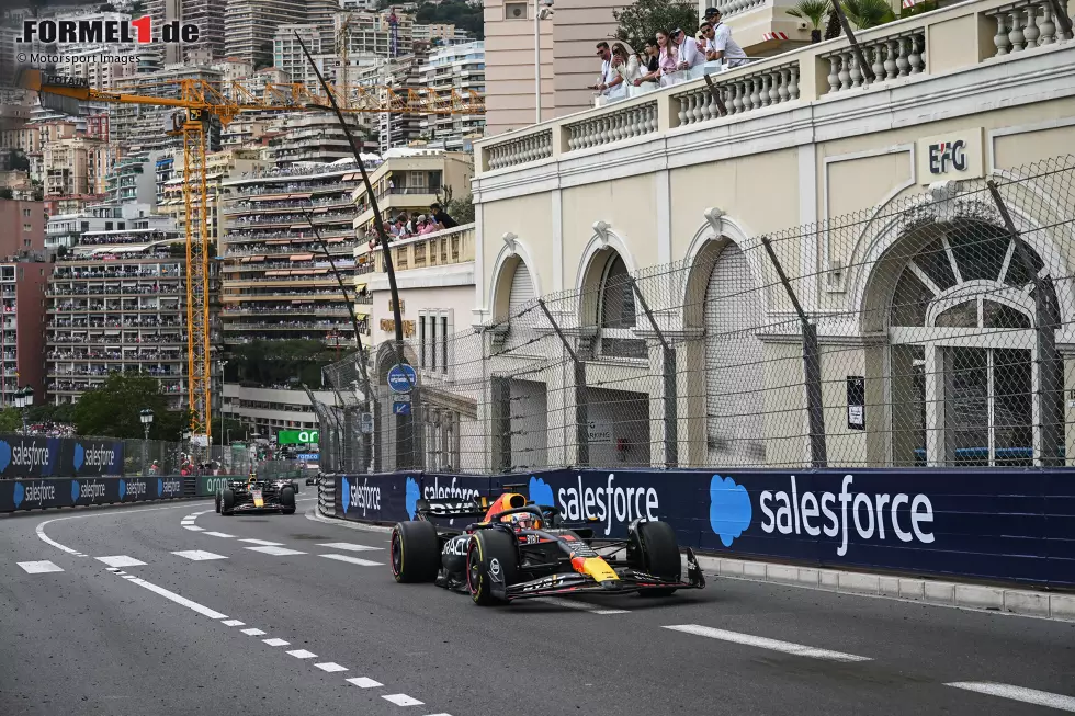 Foto zur News: Max Verstappen (Red Bull) und Sergio Perez (Red Bull)