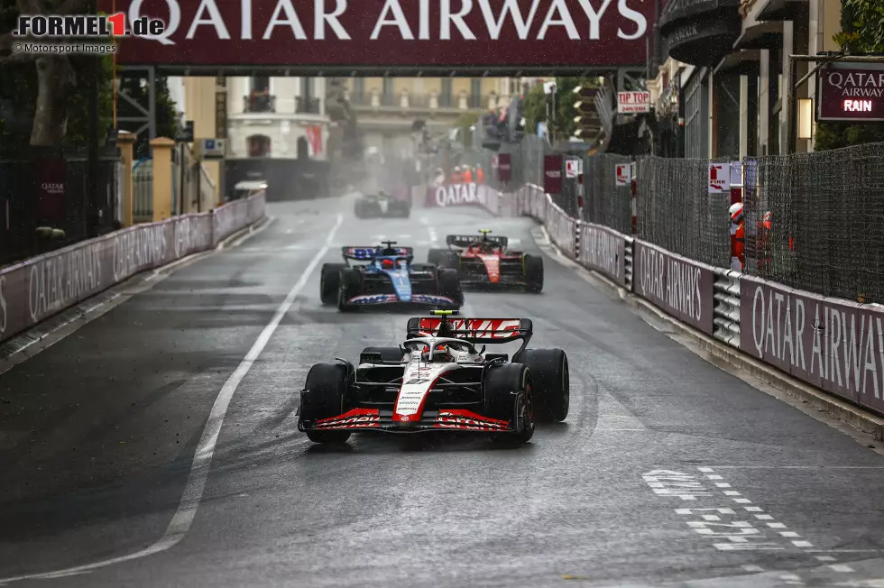 Foto zur News: Nico Hülkenberg (Haas), Esteban Ocon (Alpine) und Carlos Sainz (Ferrari)