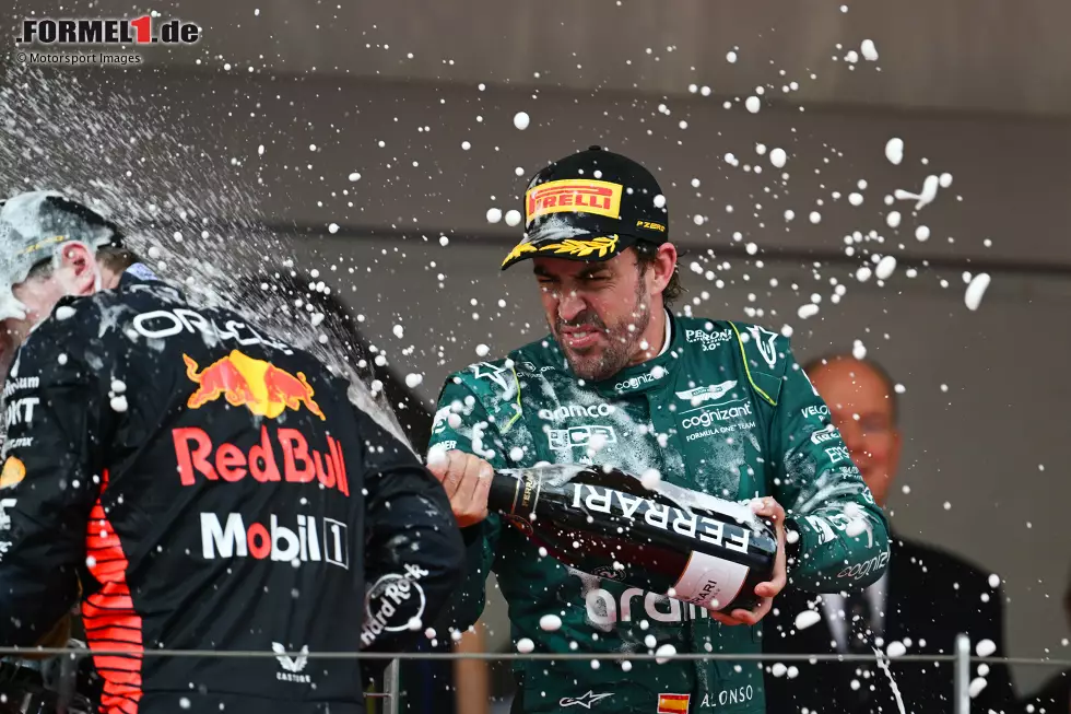 Foto zur News: Fernando Alonso (Aston Martin) und Max Verstappen (Red Bull)