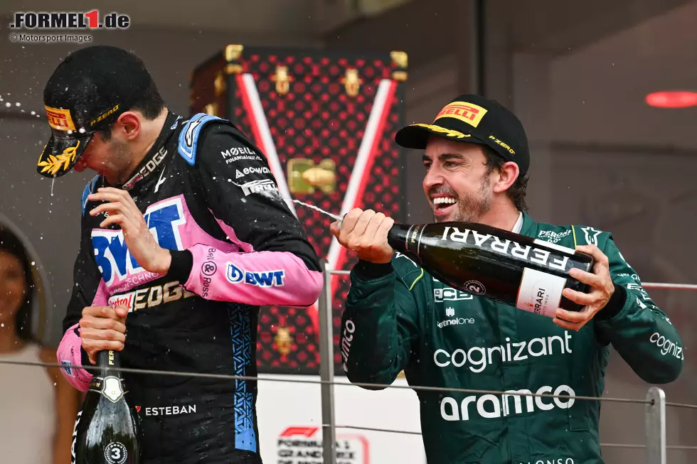 Foto zur News: Fernando Alonso (Aston Martin) und Esteban Ocon (Alpine)