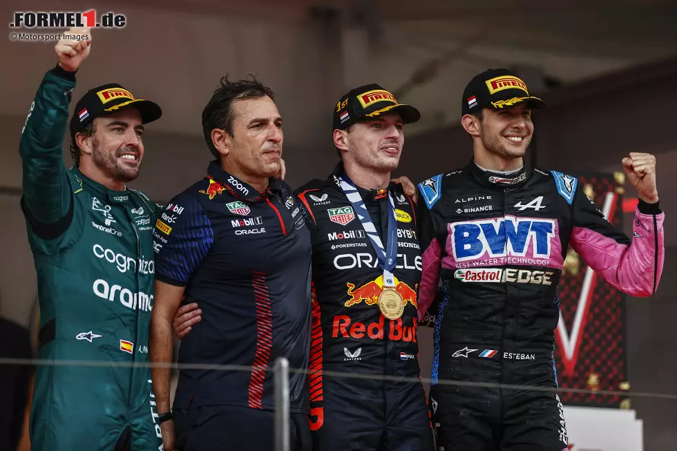 Foto zur News: Fernando Alonso (Aston Martin), Max Verstappen (Red Bull) und Esteban Ocon (Alpine)