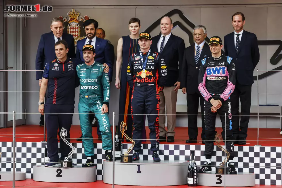 Foto zur News: Fernando Alonso (Aston Martin), Max Verstappen (Red Bull) und Esteban Ocon (Alpine)