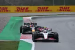 Foto zur News: Nico Hülkenberg (Haas) und Max Verstappen (Red Bull)