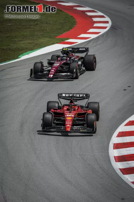 Foto zur News: Guanyu Zhou (Alfa Romeo) und Charles Leclerc (Ferrari)