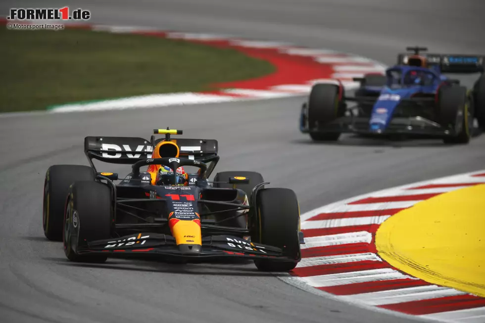 Foto zur News: Alexander Albon (Williams) und Sergio Perez (Red Bull)