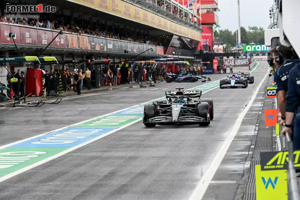 Foto zur News: George Russell (Mercedes) und Esteban Ocon (Alpine)