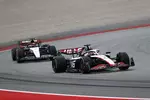 Foto zur News: Kevin Magnussen (Haas) und Nyck de Vries (AlphaTauri)