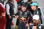 Foto zur News: Max Verstappen (Red Bull) und George Russell (Mercedes)