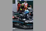 Foto zur News: George Russell (Mercedes) und Lewis Hamilton (Mercedes)