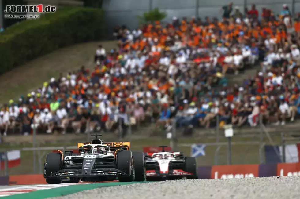 Foto zur News: Oscar Piastri (McLaren) und Kevin Magnussen (Haas)