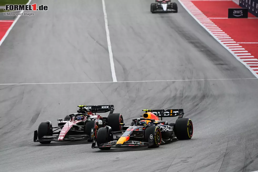 Foto zur News: Guanyu Zhou (Alfa Romeo) und Sergio Perez (Red Bull)