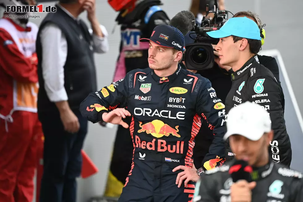 Foto zur News: Max Verstappen (Red Bull) und George Russell (Mercedes)