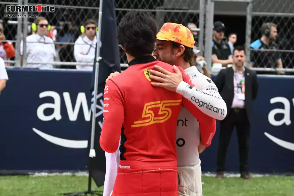 Foto zur News: Carlos Sainz (Ferrari) und Fernando Alonso (Aston Martin)