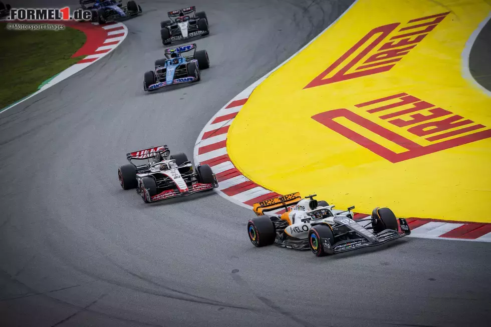 Foto zur News: Oscar Piastri (McLaren), Kevin Magnussen (Haas) und Pierre Gasly (Alpine)