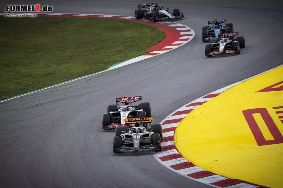 Foto zur News: Oscar Piastri (McLaren), Nico Hülkenberg (Haas) und Kevin Magnussen (Haas)