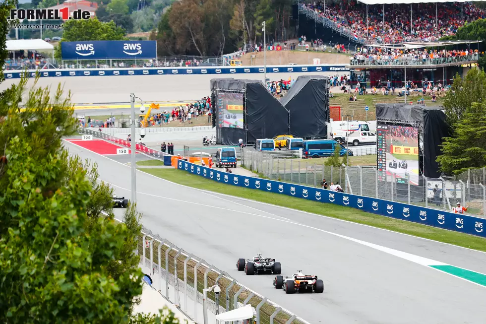 Foto zur News: Nico Hülkenberg (Haas) und Oscar Piastri (McLaren)