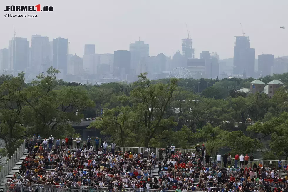 Foto zur News: Fans vor der Skyline von Montreal