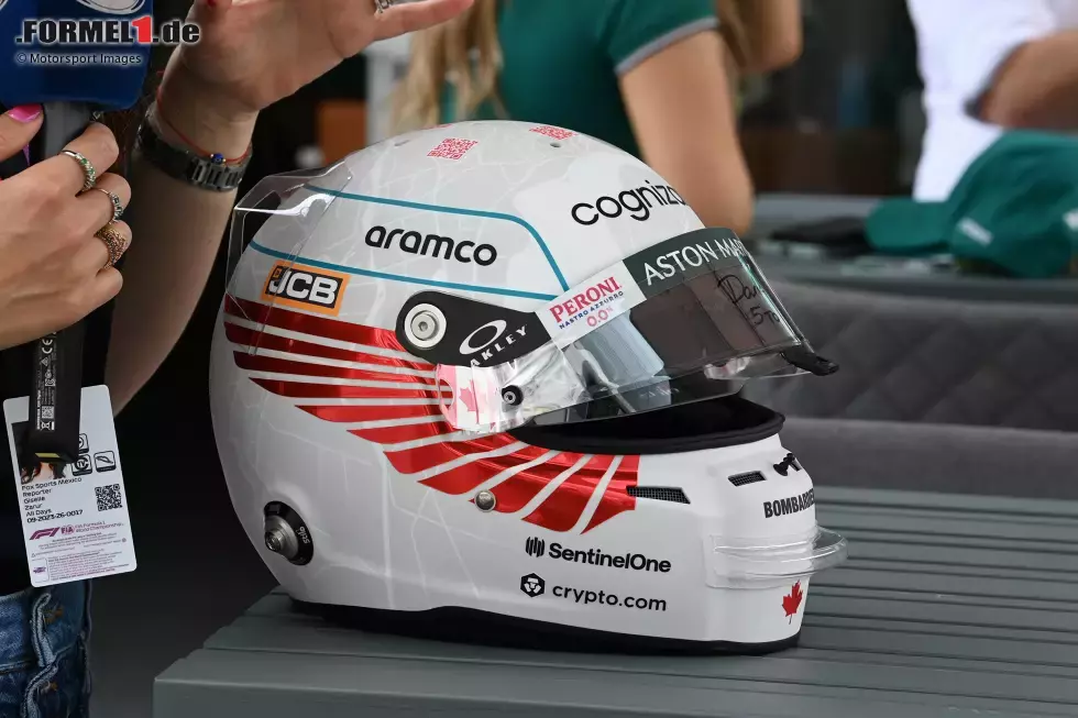 Foto zur News: Helm von Lance Stroll (Aston Martin)