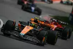 Foto zur News: Lando Norris (McLaren) und Charles Leclerc (Ferrari)